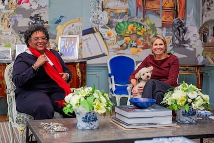 Máxima Zorreguieta junto a la Primera Ministra de Barbados, Mia Mottley, en plena conversación sobre cómo los servicios financieros pueden contribuir a la salud financiera y ecológica de su país