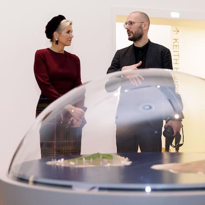 Máxima Zorreguieta junto al ganador del concurso, Jonas Staal