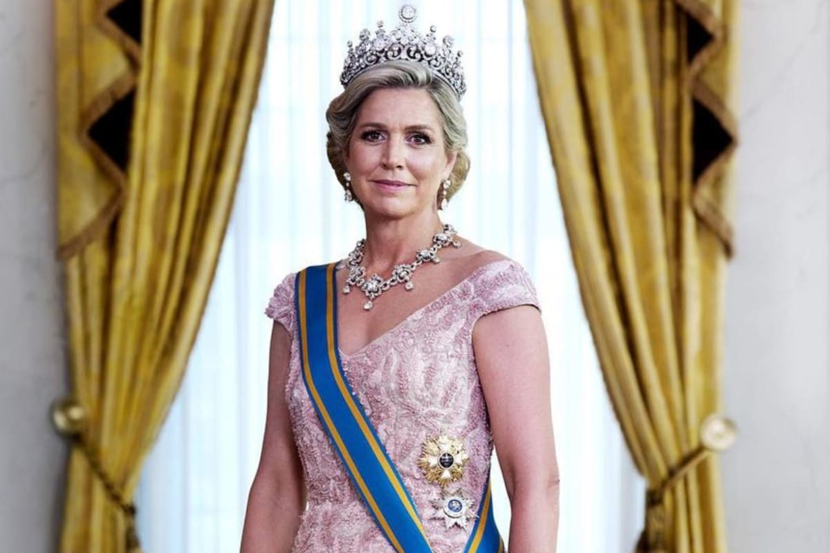 Máxima Zorreguieta posó con un vestido blanco total estilo de novia para su viaje express a París