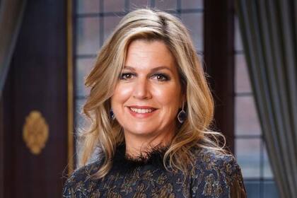 Máxima Zorreguieta realizó visitas solidarias y su look invernal total blue causó furor