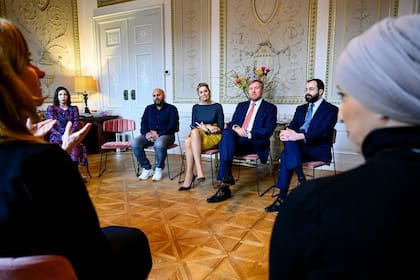 Máxima Zorreguieta se lució con un vestido gris y amarillo (Foto: Instagram @koninklijkhuis)