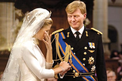 Maxima Zorreguieta y su único momento de flaqueza en su boda. Sin su padre -vedado por su pasado- y con la emoción de escuchar "Adiós Nonino". La biografía explica lo que ese tema significaba para los Zorreguieta,