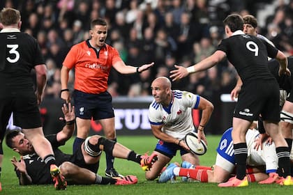 Maxime Lucu juega desde el piso; el gran medio-scrum francés fue eclipsado por su colega neozelandés Cameron Roigard (9) y fue crítico: "Aún necesitamos desarrollar algunas respuestas automáticas para competir contra los mejores del mundo".