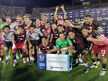 Maximilano Salas y el capitán Franco Armani, abajo, con el cartel que declara a River semifinalista de la Copa Argentina