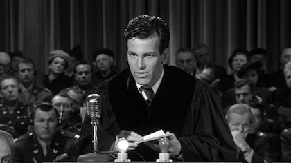 Maximilian Schell se ganó el papel del abogado defensor de los nazis por la deslumbrante interpretación en la obra televisiva que dio origen a la película