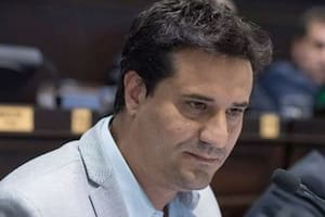 El discípulo de Sanz que construye un poder propio y, en plena implosión de la UCR, no muestra todas sus cartas