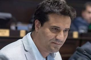 El discípulo de Sanz que construye un poder propio y, en plena implosión de la UCR, no muestra todas sus cartas
