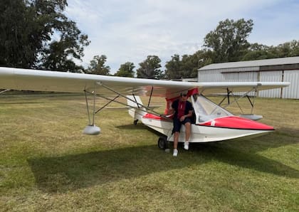 Maximiliano Cafiero, en su hidroavión