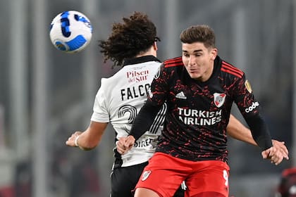 Maximiliano Falcón por allá, Álvarez por aquí, y la pelota lejos