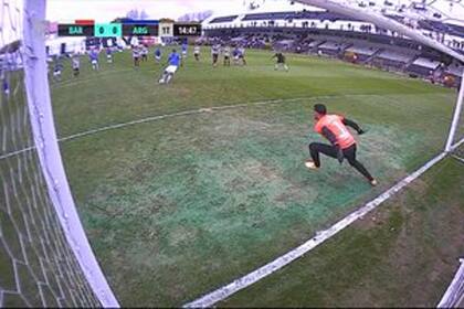 Maximiliano Gagliardo se adelantó en la ejecución del penal y Fausto Vera tuvo una segunda oportunidad para convertir