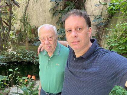 Maximiliano junto a su padre y protagonista de la muestra, Jorge
