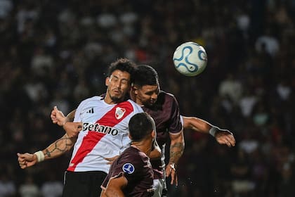 Maximiliano Meza cabecea y marca el primer gol de River en Venezuela: el volante volvió a ser titular por segundo partido consecutivo y entregó soluciones