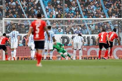 Maximiliano Meza recibió la infracción y él mismo convirtió el penal para el 1-1 de Independiente ante Racing