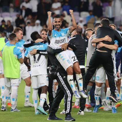 Maximiliano Moralez celebra la conquista de la Supercopa Internacional, en Abu Dhabi, luego del triunfo de Racing sobre Boca por 2 a 1