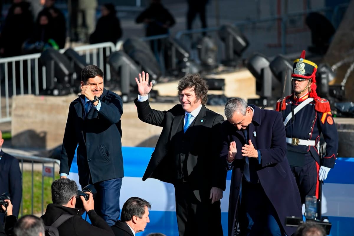 Maximiliano Pullaro, Javier Milei y Pablo Javkin en el acto por el Día de la Bandera
