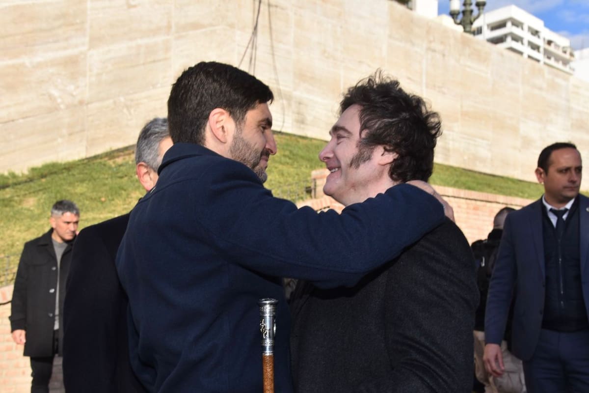 Maximiliano Pullaro y Javier Milei.