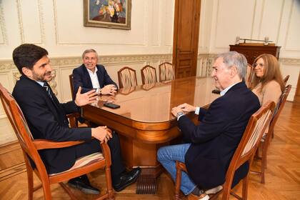 Maximiliano Pullaro y Juan Schiaretti, en una reunión que mantuvieron este año en Rosario