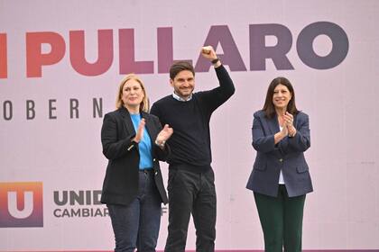 Maximiliano Pullaro y su compañera de fórmula, Gisela Scaglia, durante el cierre de campaña en la localidad Esperanza