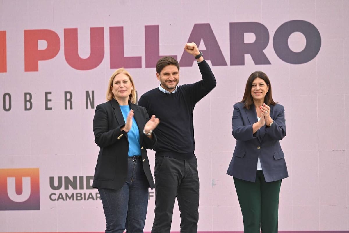 Maximiliano Pullaro y su compañera de fórmula, Gisela Scaglia, durante el cierre de campaña en la localidad Esperanza