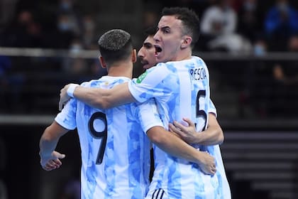 Maximiliano Rescia abraza a Cristian Borruto, en uno de los tantos del atacante