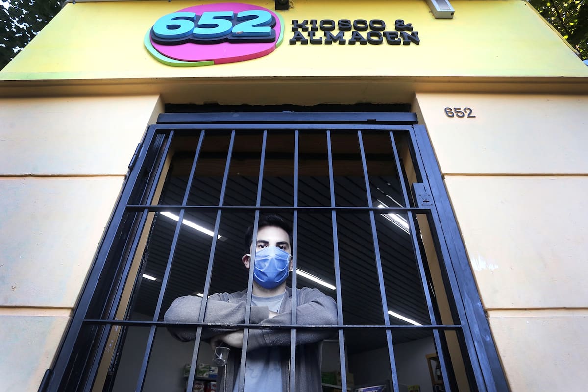 Maximiliano Rodríguez, en su kiosco. La baja de ventas es preocupante debido al aislamiento