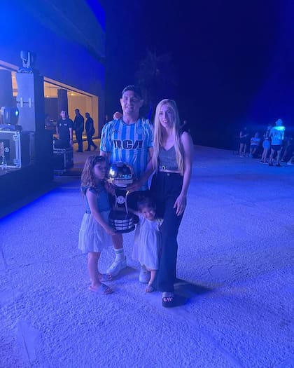 Maximiliano Salas, con su mujer, Magalí Arena, hijas