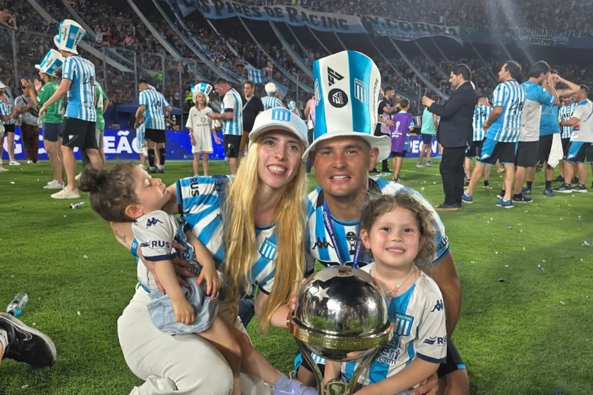 Maximiliano Salas, con su mujer, Magalí Arena, hijas