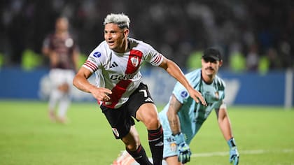 Maximiliano Salas definió por encima del arquero Lucas Bruera y sentenció el triunfo de River ante Carabobo por la Copa Sudamericana