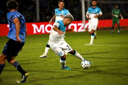 Maximiliano Salas en acción; el delantero hizo el primer tanto de Racing contra Belgrano en Córdoba, pero la goleada no le fue suficiente a la Academia para alcanzar los cuartos de final de la Copa de la Liga.