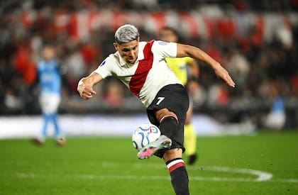 Maximiliano Salas engancha y anota el 1-0 de River; el delantero se recuperó tras fallar un penal apenas empezó el partido (Photo by Luis ROBAYO / AFP)
