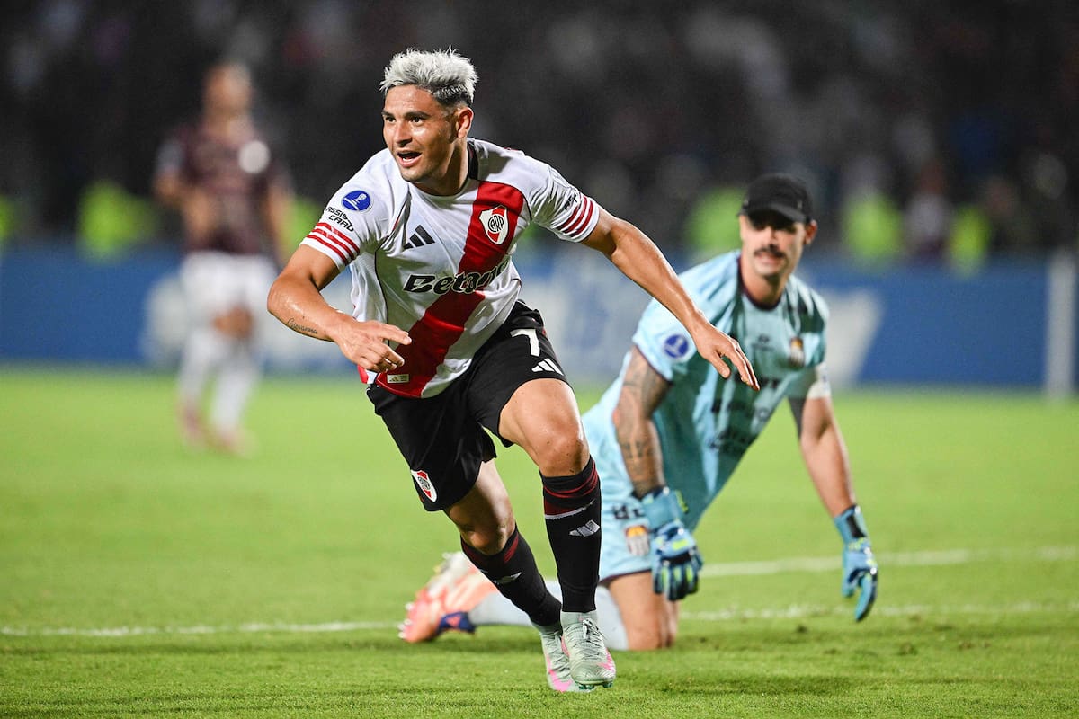 Maximiliano Salas inicia el festejo del gol, el de la victoria de River; el delantero saltó desde el banco de los suplentes y firmó el agónico triunfo sobre Carabobo, en Venezuela