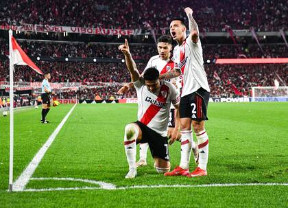 Maximiliano Salas, secundado por Castaño y Montiel, y copiando el festejo de otro Salas, Marcelo, el "Matador" que también dejó su huella en River