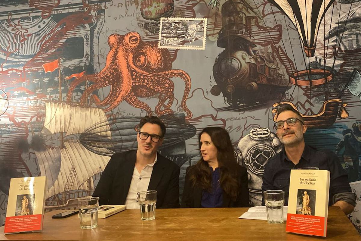 Maximiliano Tomas, María Gainza y Patricio Fontana, en la presentación de "Un puñado de flechas", en la librería Verne