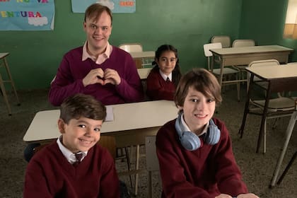 Maximiliano Wurzel junto a varios de los chicos que actuaron en el corto, entre ellos Ian Moche, con auriculares
