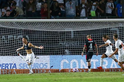 Maximiliano Zalazar anotó el gol de la victoria para Platense contra Instituto por la Liga Profesional y se lanza a la carrera para festejar, en el tercer minuto adicional.