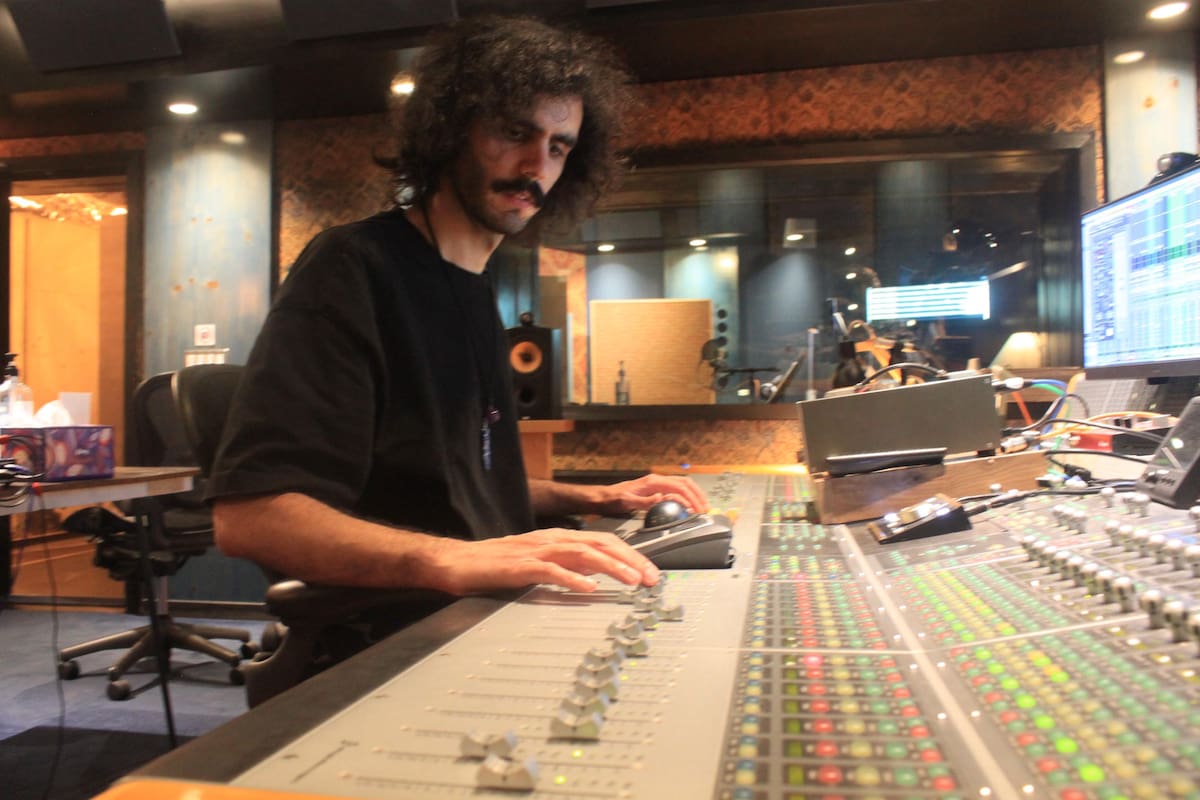 Máximo Abraham es músico y también sonidista; trabaja en Los Angeles corrigiendo las bandas de sonido de series y películas para Netflix