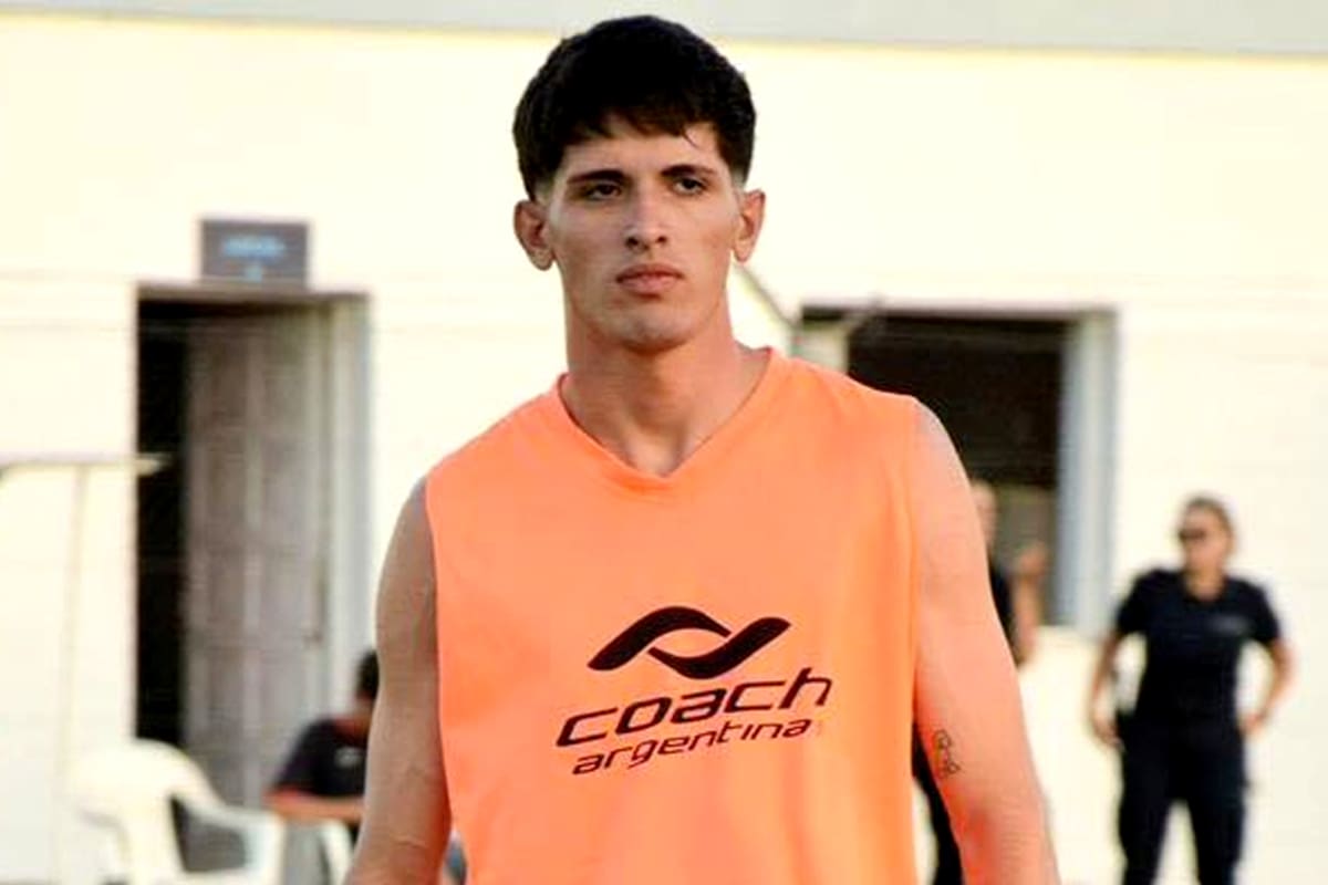 Máximo Alisandroni, un joven futbolista de 20 años que vestía los colores de Argentino de Alfonzo, murió el pasado domingo por la tarde tras descompensarse en pleno partido contra Huracán de Arrecifes