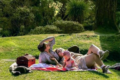 Máximo Castellanos junto a su pareja e hija en un día de picnic. El colombiano recibió mensajes de odio en Twitter por compartir un momento íntimo de hace dos años