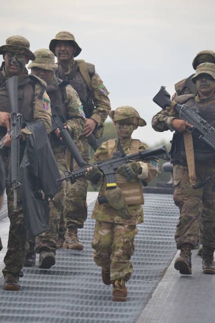 Máximo desfila con sus camaradas del BIM3 de Zárate y el arma de utilería que le dieron para la misión