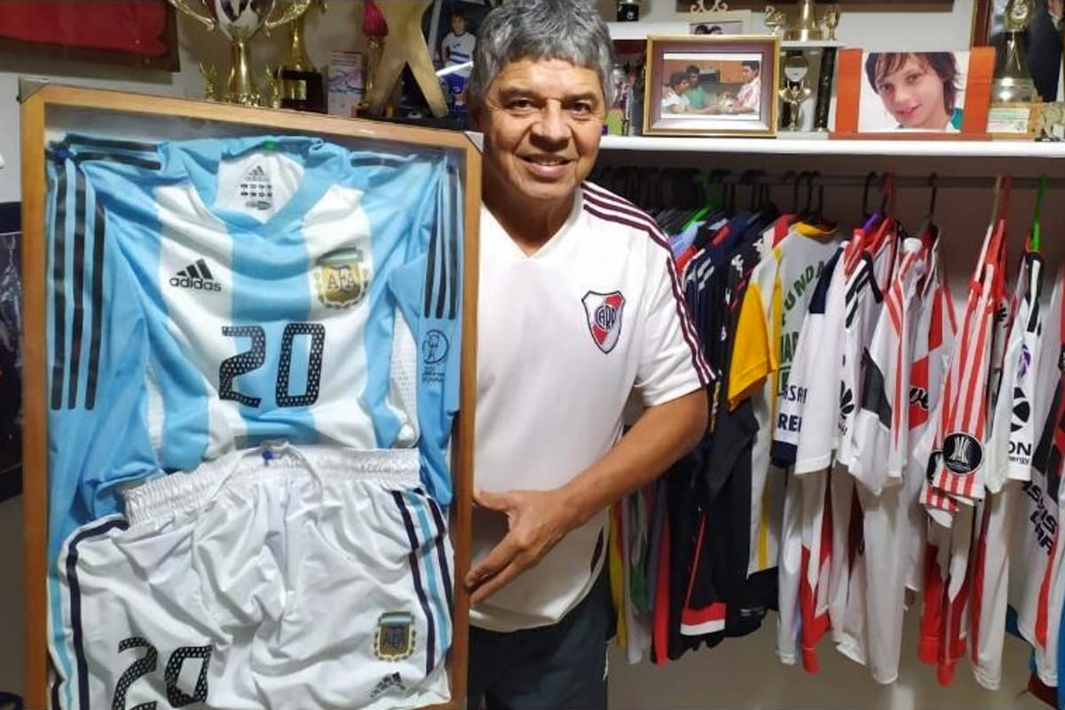 Máximo Gallardo, padre de Marcelo, con el conjunto de la selección argentina del Mundial 2002 que está subastando para donar el dinero a comedores populares.