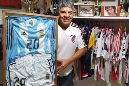 Máximo Gallardo, padre de Marcelo, con el conjunto de la selección argentina del Mundial 2002 de su hijo que está subastando para donar a comedores en Merlo, Libertad y Parque San Martín.