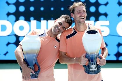 Máximo Gonzalez y Andrés Molteni posan con los trofeos como campeones del Western & Southern Open en Cincinnati