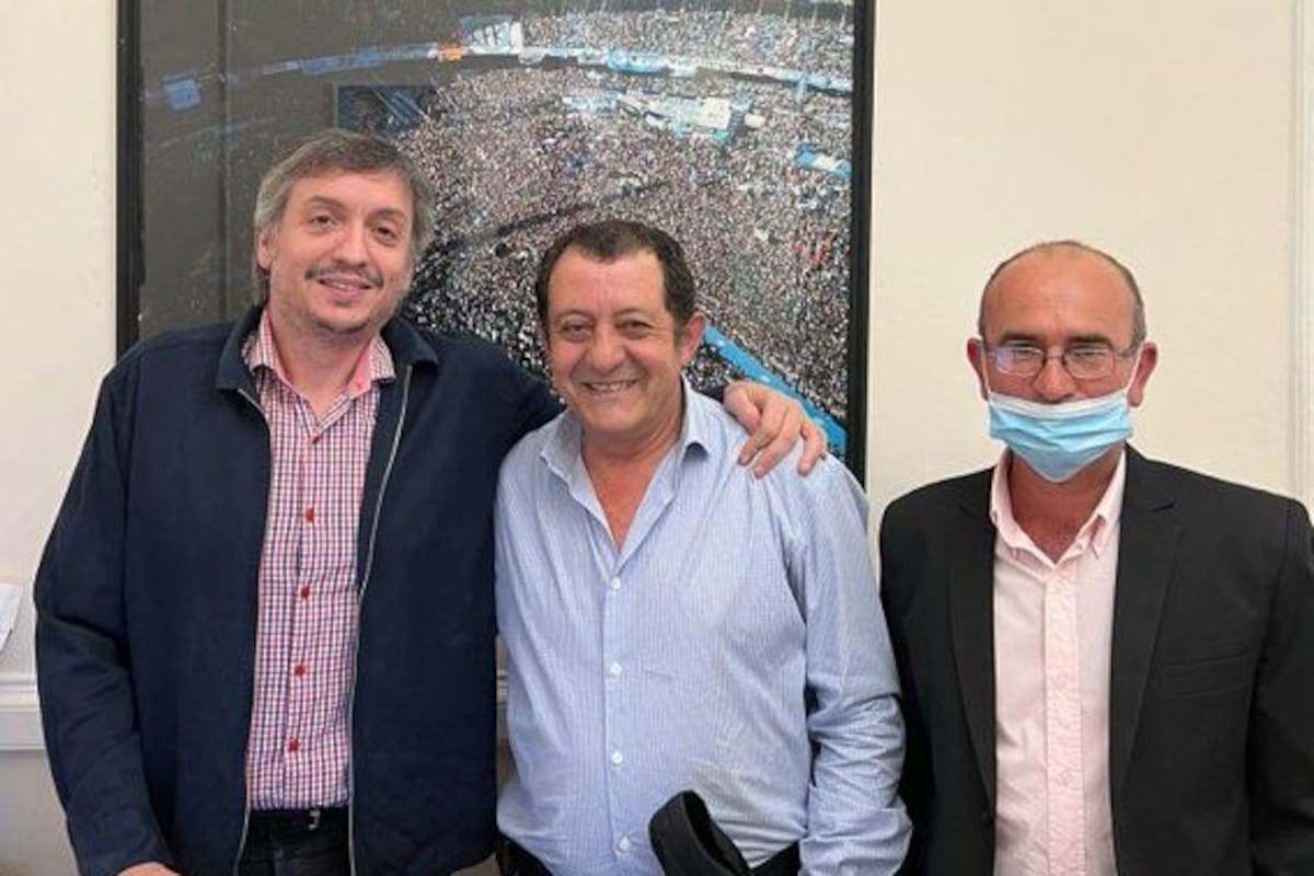 Máximo Kirchner abraza a Julio Marini, intendente de Benito Juárez