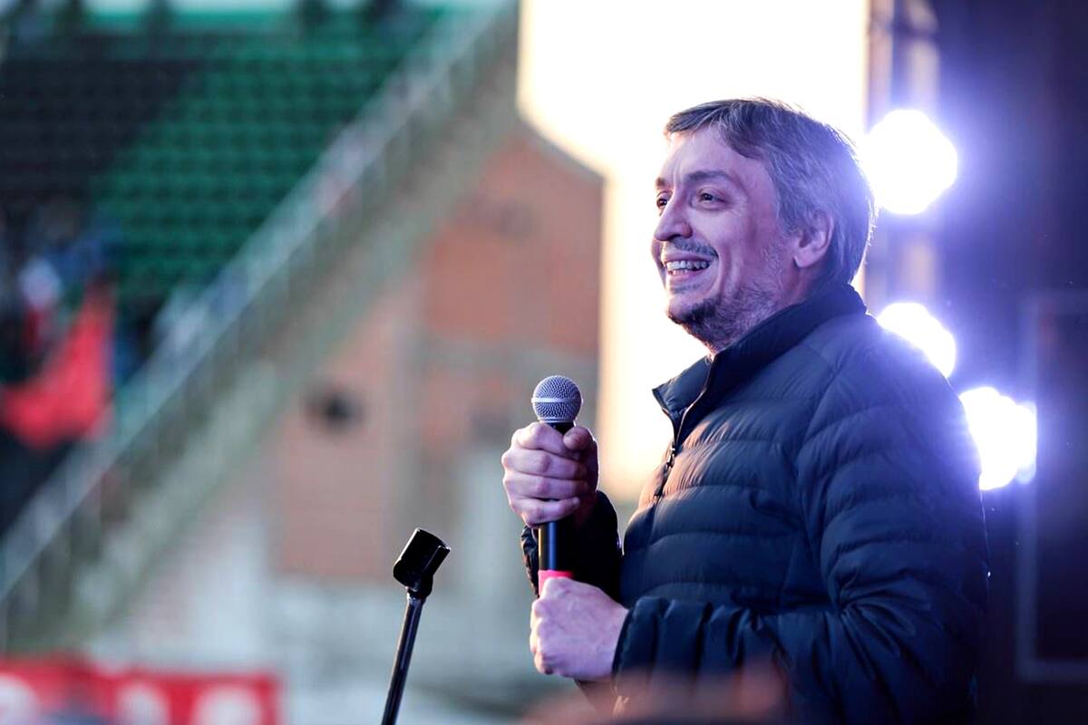 Máximo Kirchner acompañó al presidente Alberto Fernández en el acto de Nueva Chicago