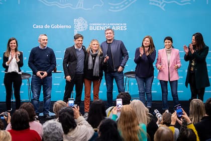 Máximo Kirchner, Axel Kicillof y Andrés Larroque hoy junto a Fernanda Raverta y Mayra Mendoza.