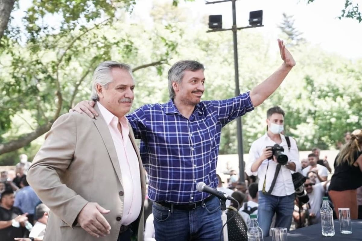 Máximo Kirchner, con el presidente Alberto Fernández, en el acto de asunción de las nuevas autoridades del PJ bonaerense, en San Vicente, a fines de 2021