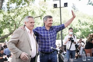 Máximo Kirchner, con el presidente Alberto Fernández, en el acto de asunción de las nuevas autoridades del PJ bonaerense, en San Vicente, a fines de 2021