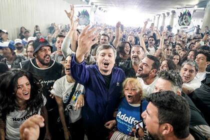 Máximo Kirchner con la columna de La Cámpora en el tunel de Av. del Libertador
