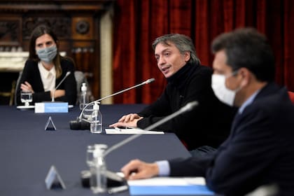 Máximo Kirchner durante la presentación del proyecto, junto a Sergio Massa en la Cámara de Diputados.