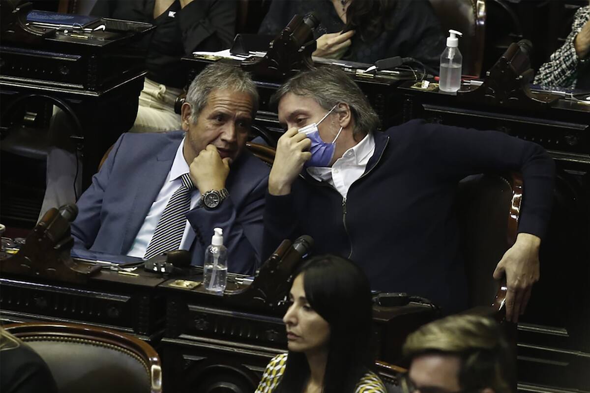 Máximo Kirchner, el viernes a la madrugada, en el recinto de la Cámara de Diputados junto al bancario Sergio Palazzo.